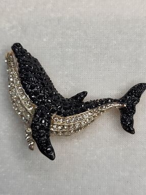 New Art Deco Elegant Rhinestone Pave Orca Whale Brooch / Pin